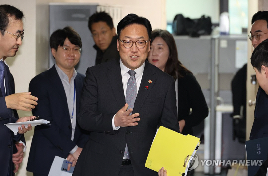 김병환 금융위원회 위원장이 2일 서울 종로구 정부서울청사에서 열린 일반주주 이익 보호 강화를 위한 자본시장법 개정방향 브리핑에 참석하고 있다. 연합뉴스